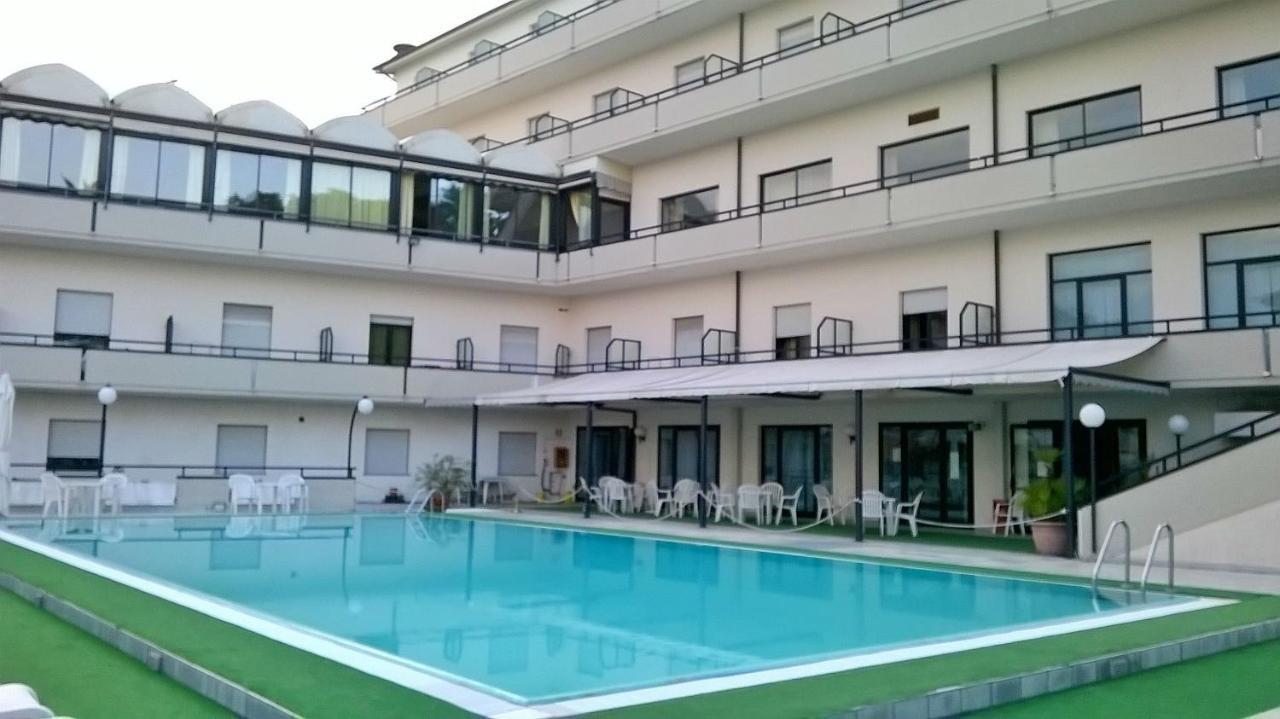 Hotel Du Parc Atri Exterior foto